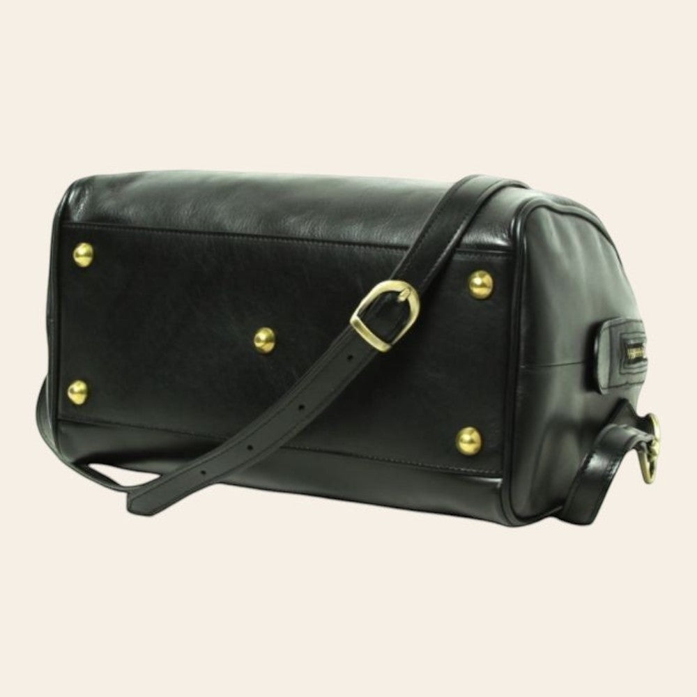 Bauletto in pelle nera con tracolla e fibbia dorata, borchie sul lato