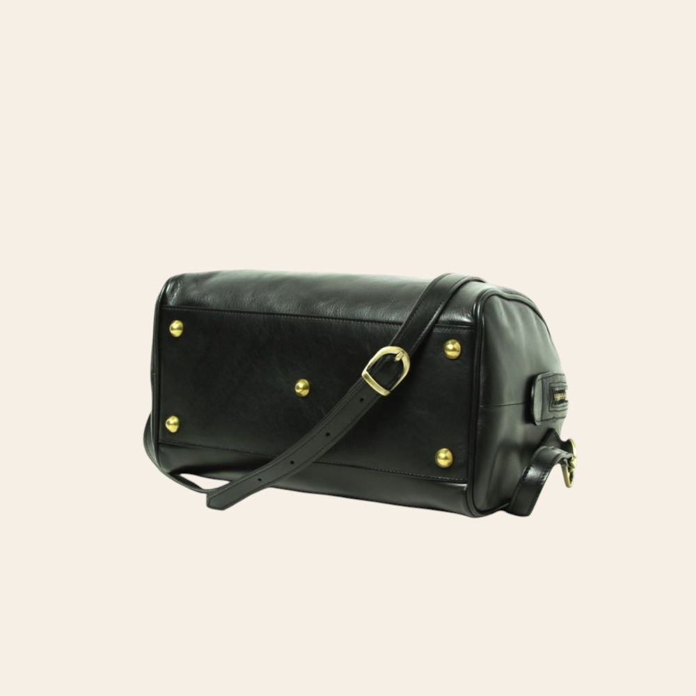 Bauletto in pelle nera con tracolla e fibbia dorata, borchie sul lato