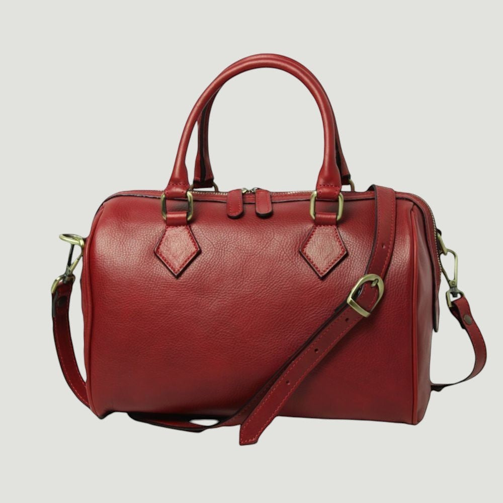 Bauletto in pelle rossa con due manici e tracolla, dettagli decorativi a fibbia