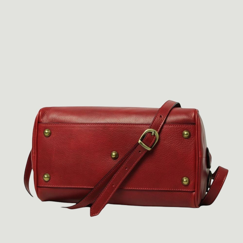 Bauletto in pelle rossa con tracolla staccabile, chiusura a fibbia e bottoncini