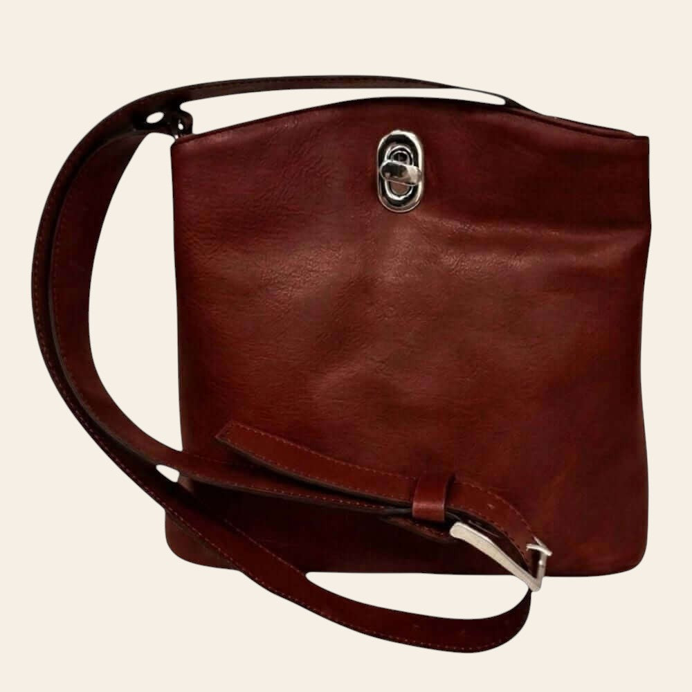 Borsa secchiello in pelle bordeaux, tracolla in cuoio con fibbia metallica