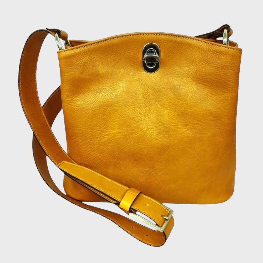 Borsa a secchiello in pelle pieno fiore ocra con tracolla e fibbia metallica
