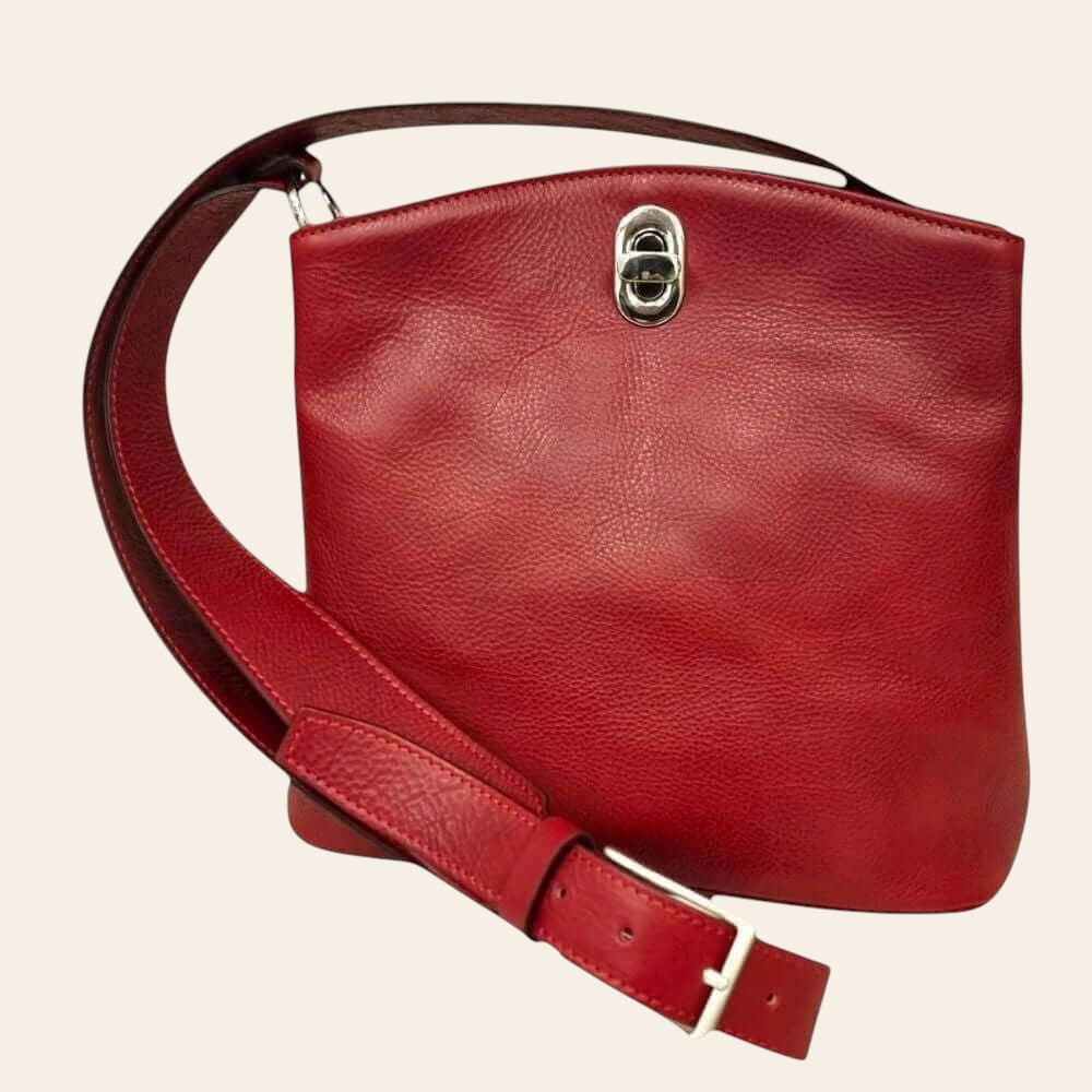 Borsa secchiello in pelle rossa, tracolla con fibbia e passanti