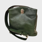 Borsa a secchiello in pelle pieno fiore verde con tracolla e chiusura metallica