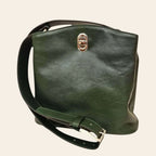 Borsa secchiello in pelle verde scuro, chiusura con fibbia metallica a vista