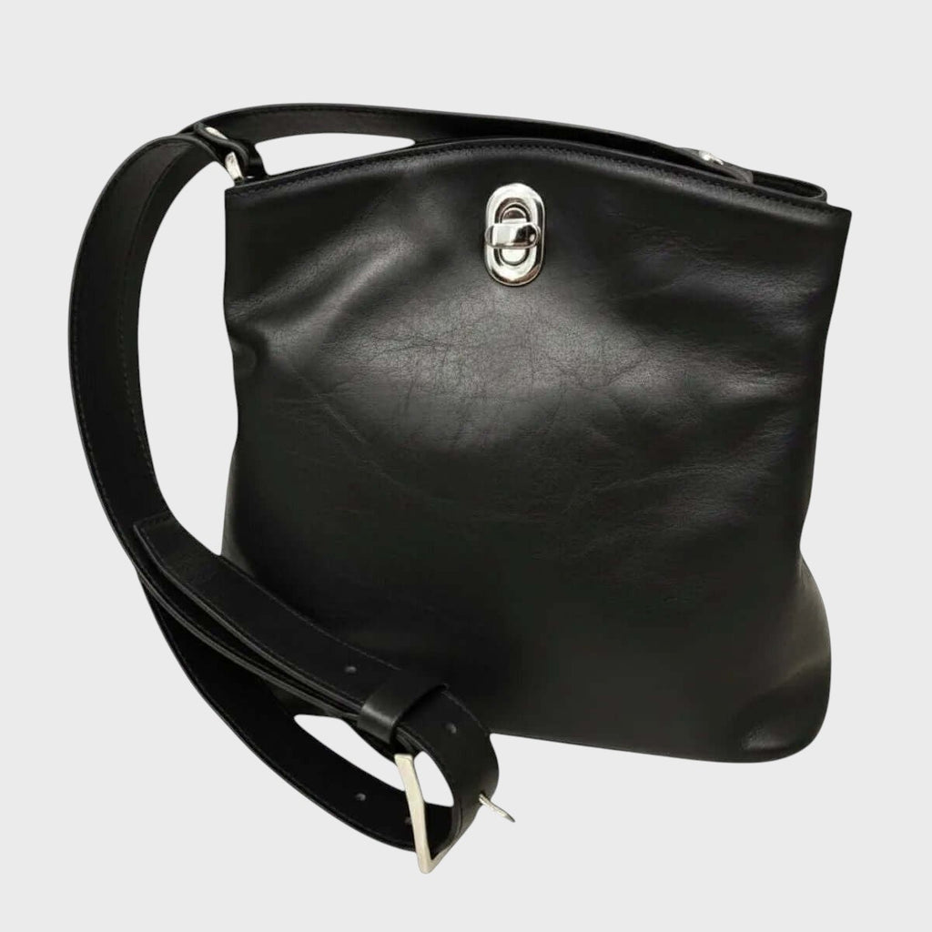 Borsa a secchiello in pelle pieno fiore nera con fibbia metallica e tracolla