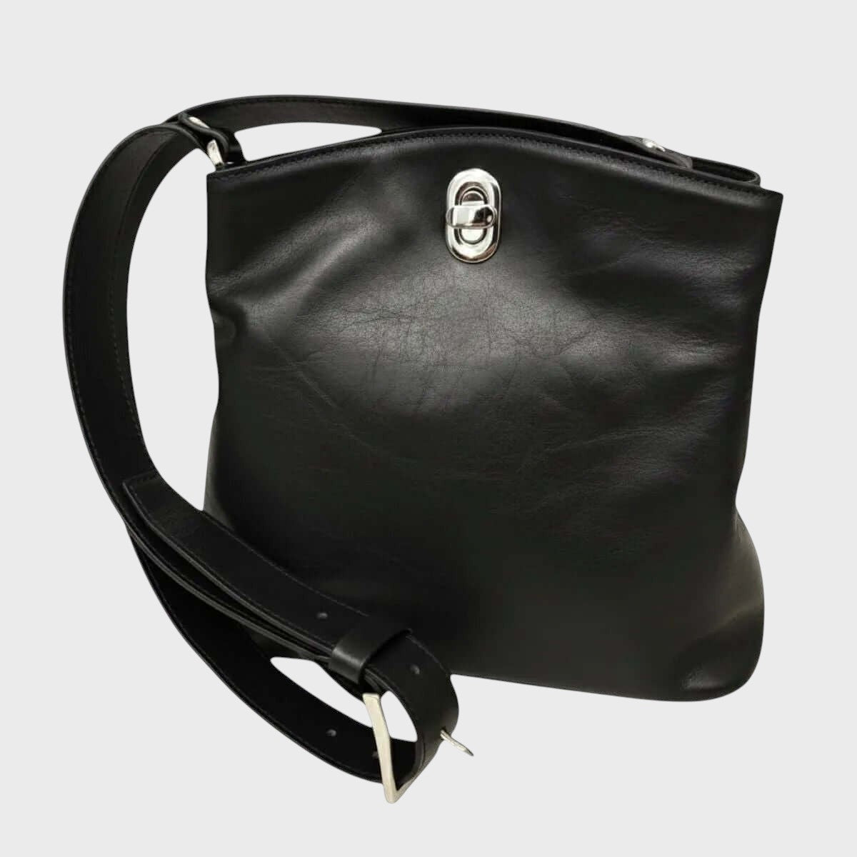 Borsa a secchiello in pelle pieno fiore nera con fibbia metallica e tracolla