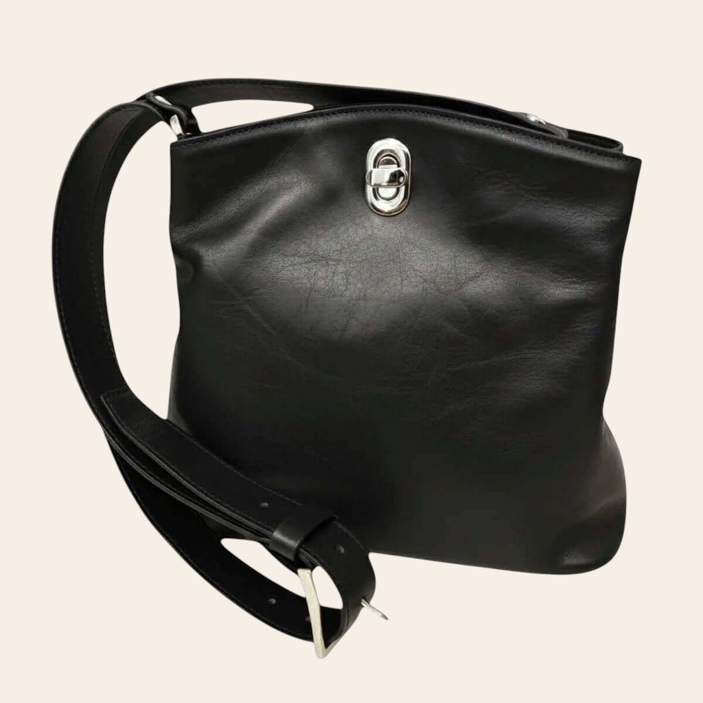 Borsa secchiello in pelle nera, tracolla regolabile e fibbia metallica