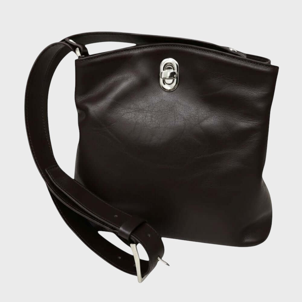 Borsa a secchiello in pelle pieno fiore nera con fibbia metallica e tracolla