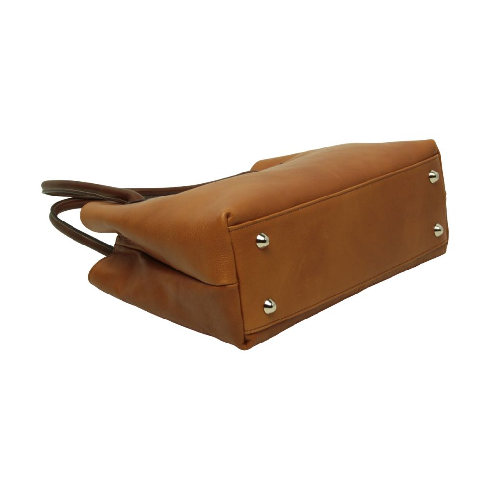 Borsa in pelle color cuoio con manici e rivetti metallici, vista laterale