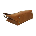Borsa in pelle color cuoio con manici e rivetti metallici, vista laterale