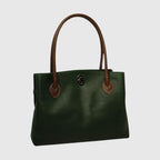 Borsa tote in pelle verde con due manici marroni e stemma metallico centrale.