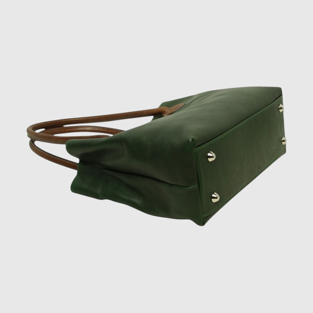 Borsa verde in pelle con pattina superiore e dettagli metallici, manici marroni.