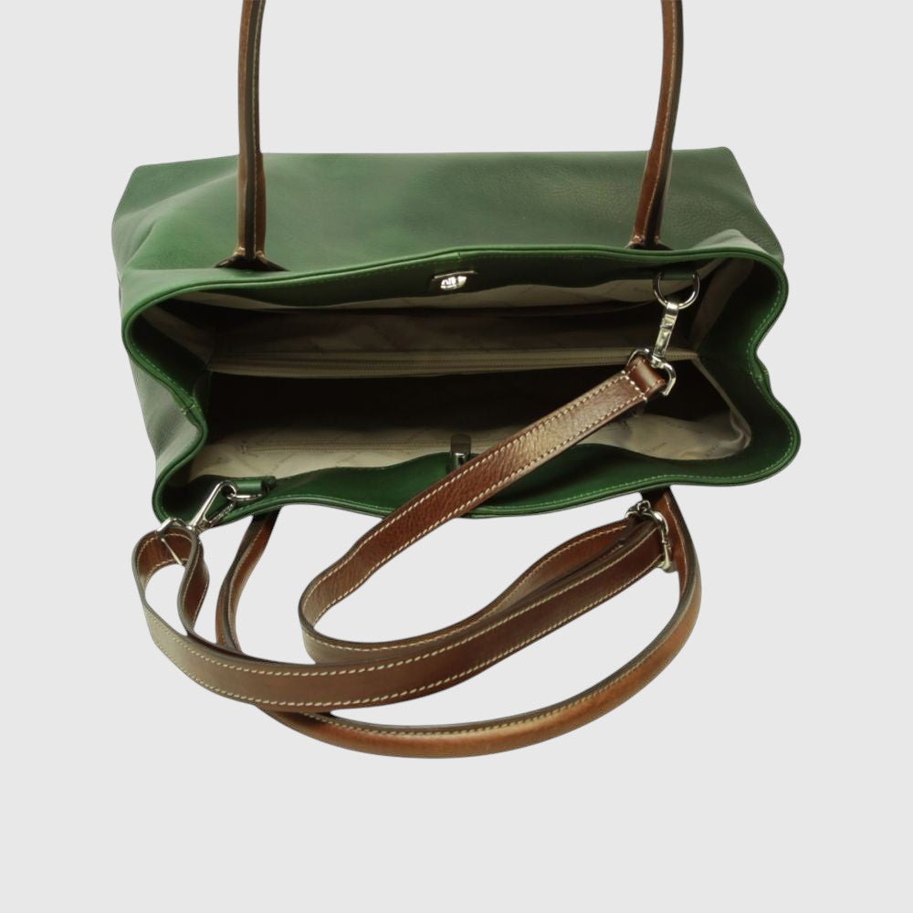 Interno borsa in pelle verde con tasca interna e tracolla marrone con moschettoni.