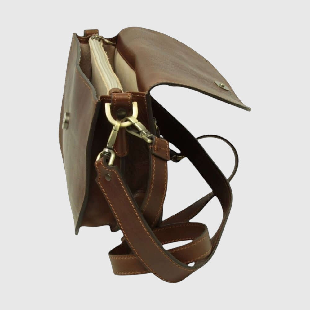 Borsa a tracolla marrone aperta con interno chiaro e tracolla fissata