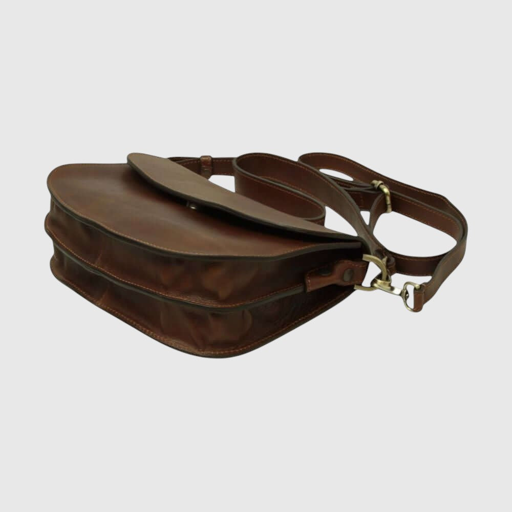Borsa a tracolla marrone vista laterale con doppia cucitura e patta