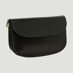 Borsa a tracolla nera in pelle con pattina frontale e bordo arrotondato.