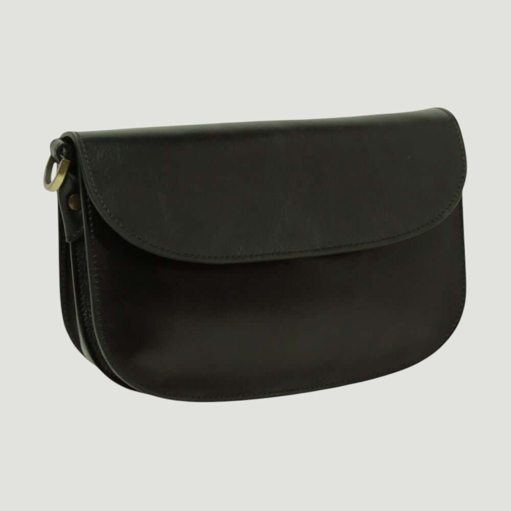 Borsa a tracolla nera in pelle con pattina frontale e bordo arrotondato.