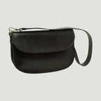 Borsa a tracolla nera in pelle con pattina e chiusura metallica color oro.