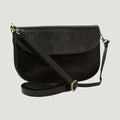 Borsa a tracolla nera in pelle con pattina semicircolare e tracolla.