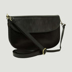 Borsa a tracolla nera in pelle con pattina semicircolare e tracolla.