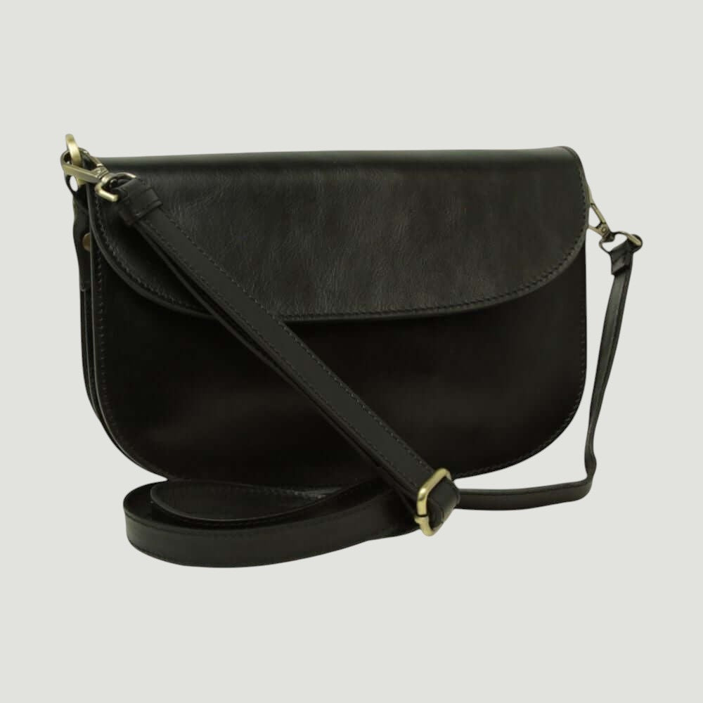 Borsa a tracolla nera in pelle con pattina semicircolare e tracolla.