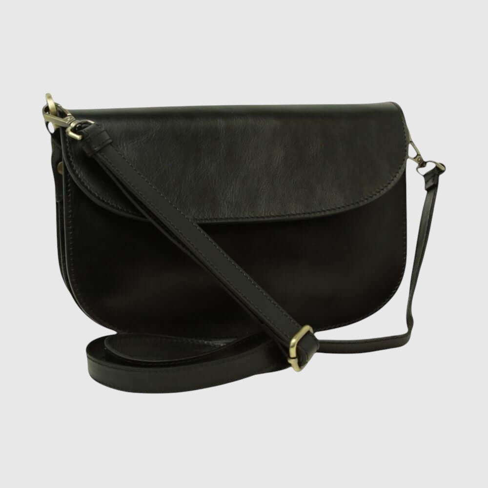 Borsa a tracolla nera in pelle con pattina semicircolare e tracolla.