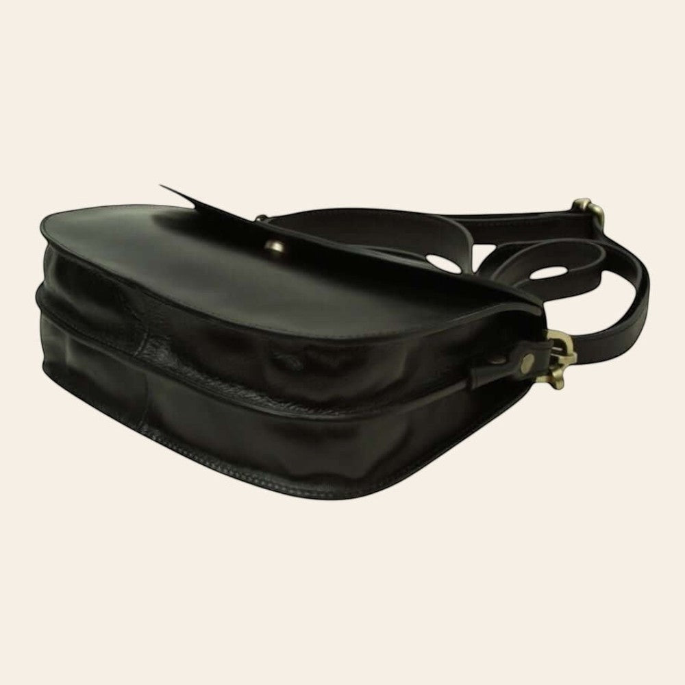Borsa a tracolla in pelle nera con coperchio bombato e maniglia laterale