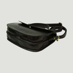 Borsa a tracolla nera in pelle con pattina e cinturino in evidenza.