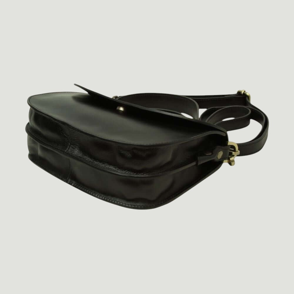 Borsa a tracolla nera in pelle con pattina e cinturino in evidenza.