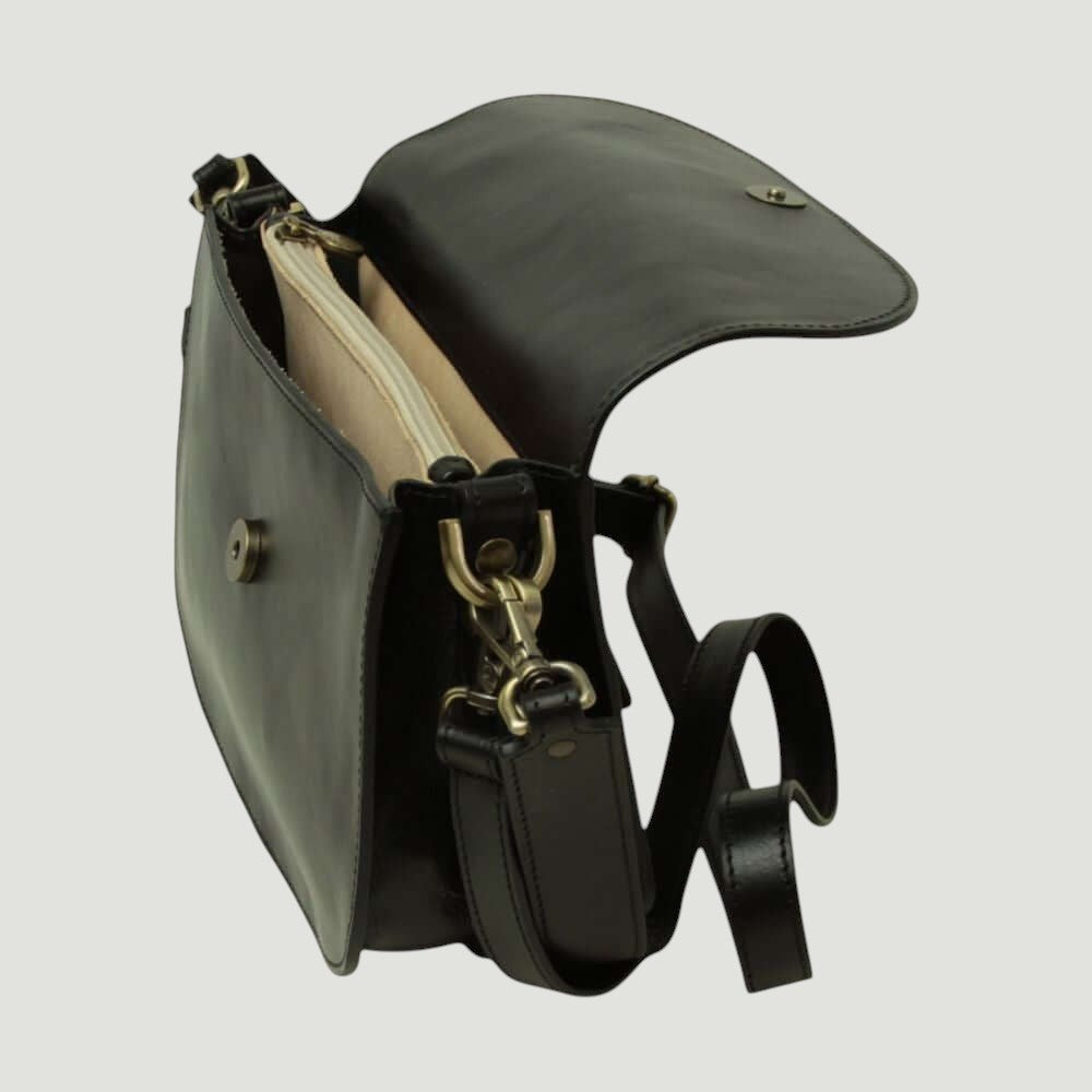 Borsa a tracolla nera in pelle con vano interno chiaro e tracolla.