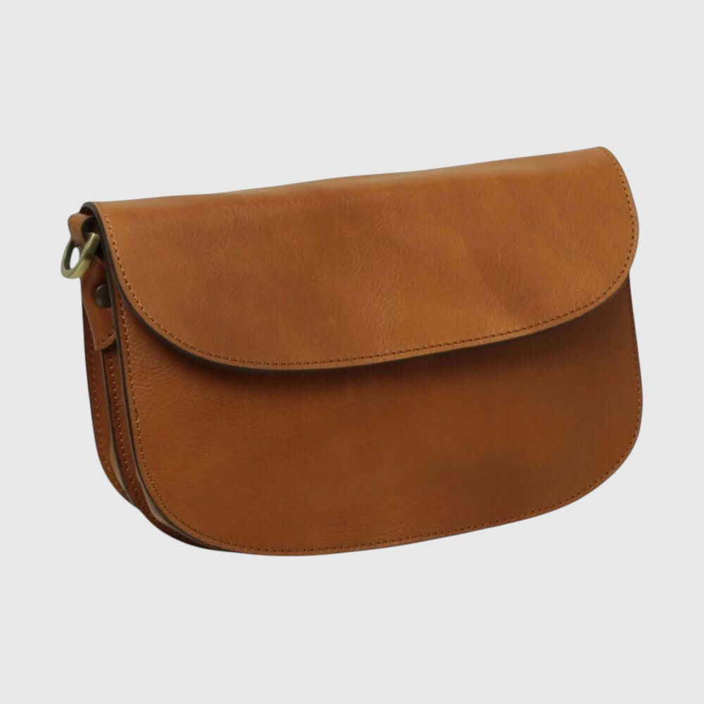 Borsa a tracolla in pelle cuoio con patta arrotondata e dettagli metallici