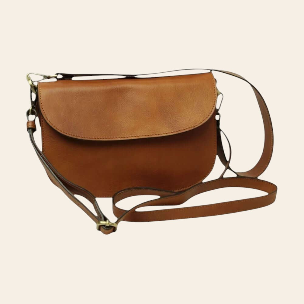 Borsa a tracolla in cuoio marrone con patta e tracolla regolabile, davanti