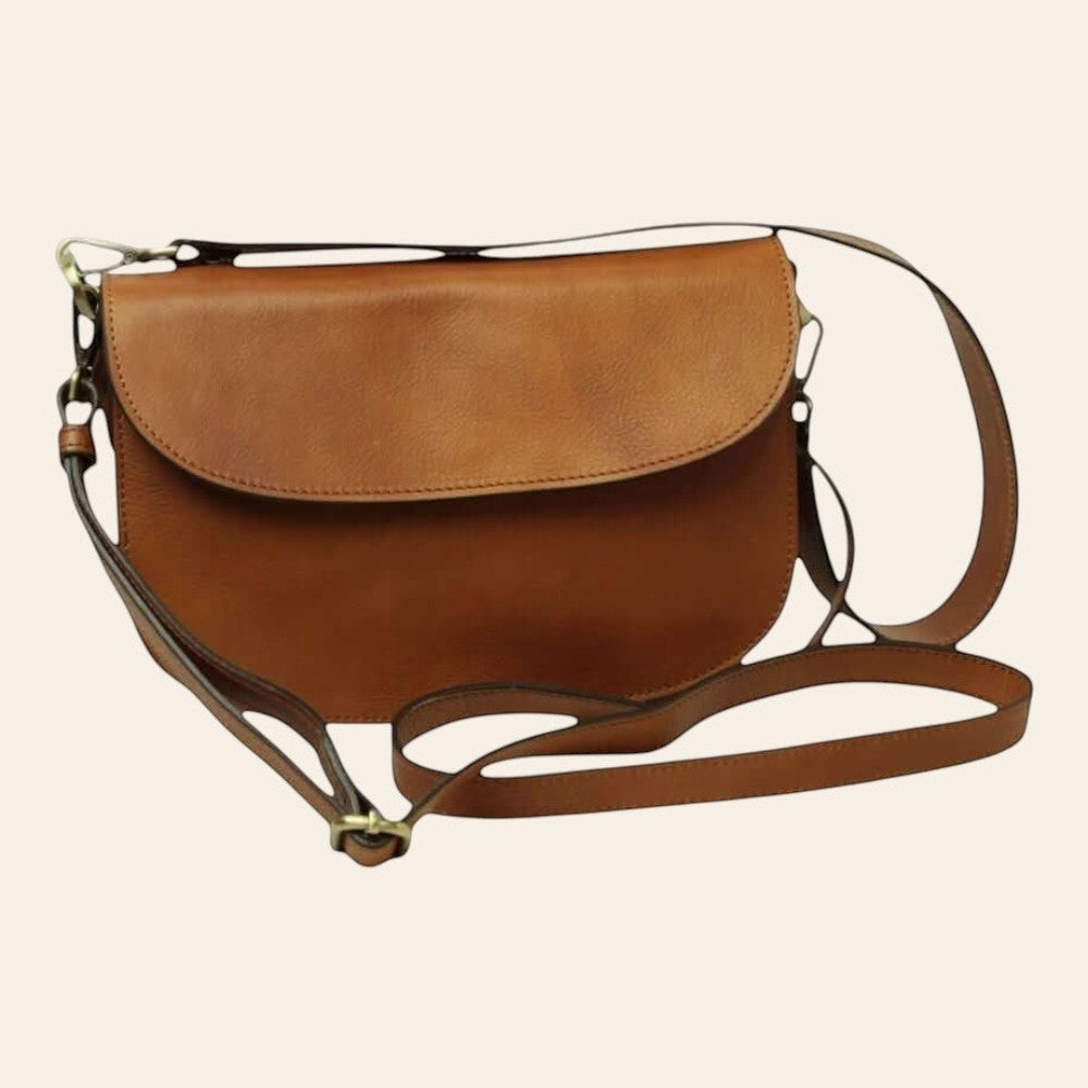 Borsa a tracolla in cuoio marrone con patta e tracolla regolabile, davanti