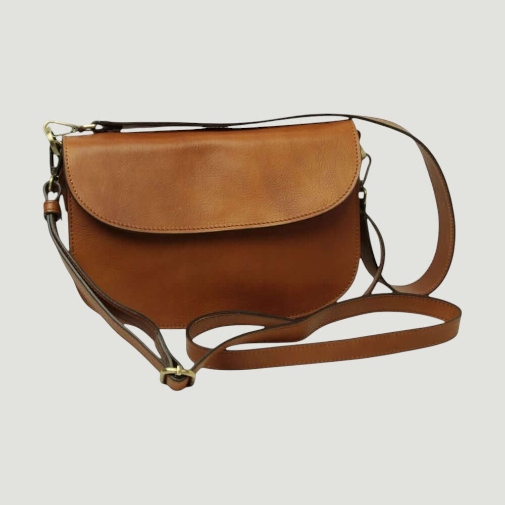 Borsa a tracolla marrone con patta, tracolla regolabile e fibbie metalliche