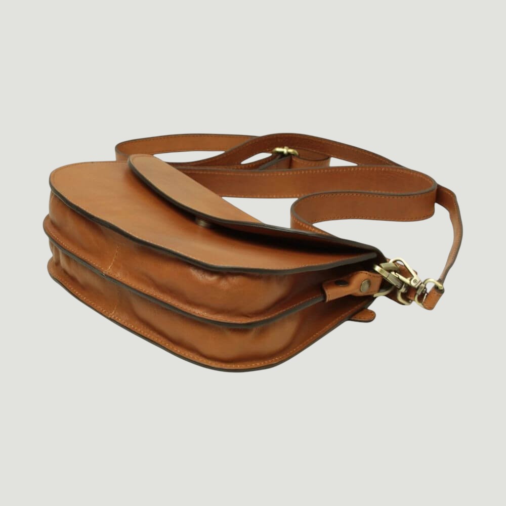 Borsa a tracolla in vitello color cuoio, con patta e chiusura metallica