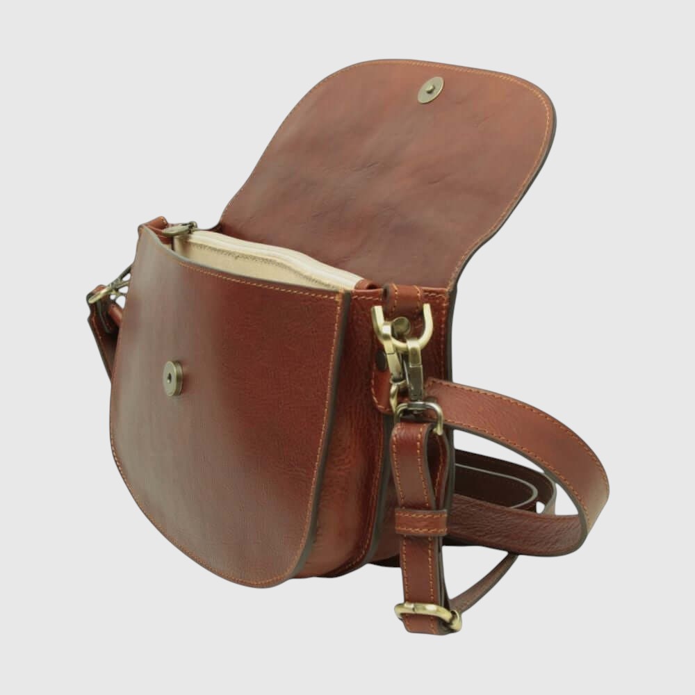 Borsa a tracolla in pelle mogano con patta, fibbia dorata e tracolla regolabile