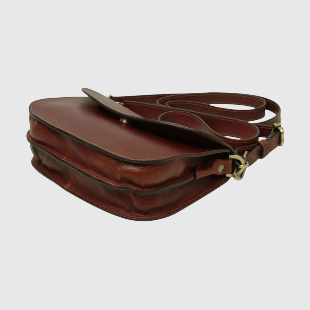Borsa a tracolla in pelle mogano con patta arrotondata e chiusura, lato con cinturino