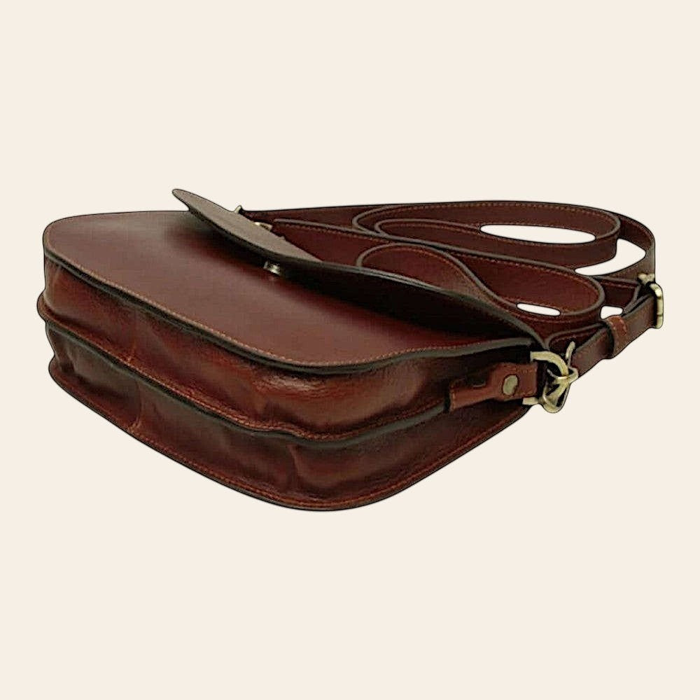 Borsa a tracolla mogano con patta e tracolla con fibbia