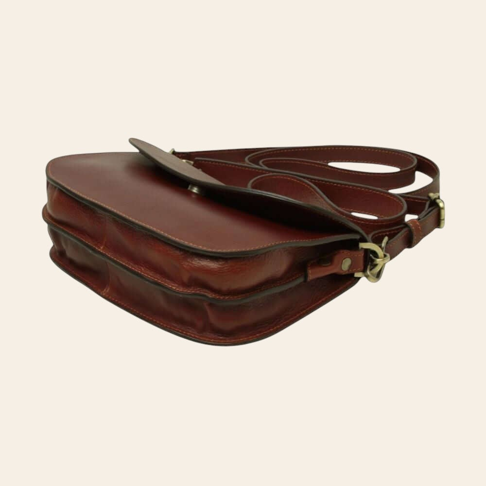 Borsa a tracolla mogano con patta e tracolla con fibbia