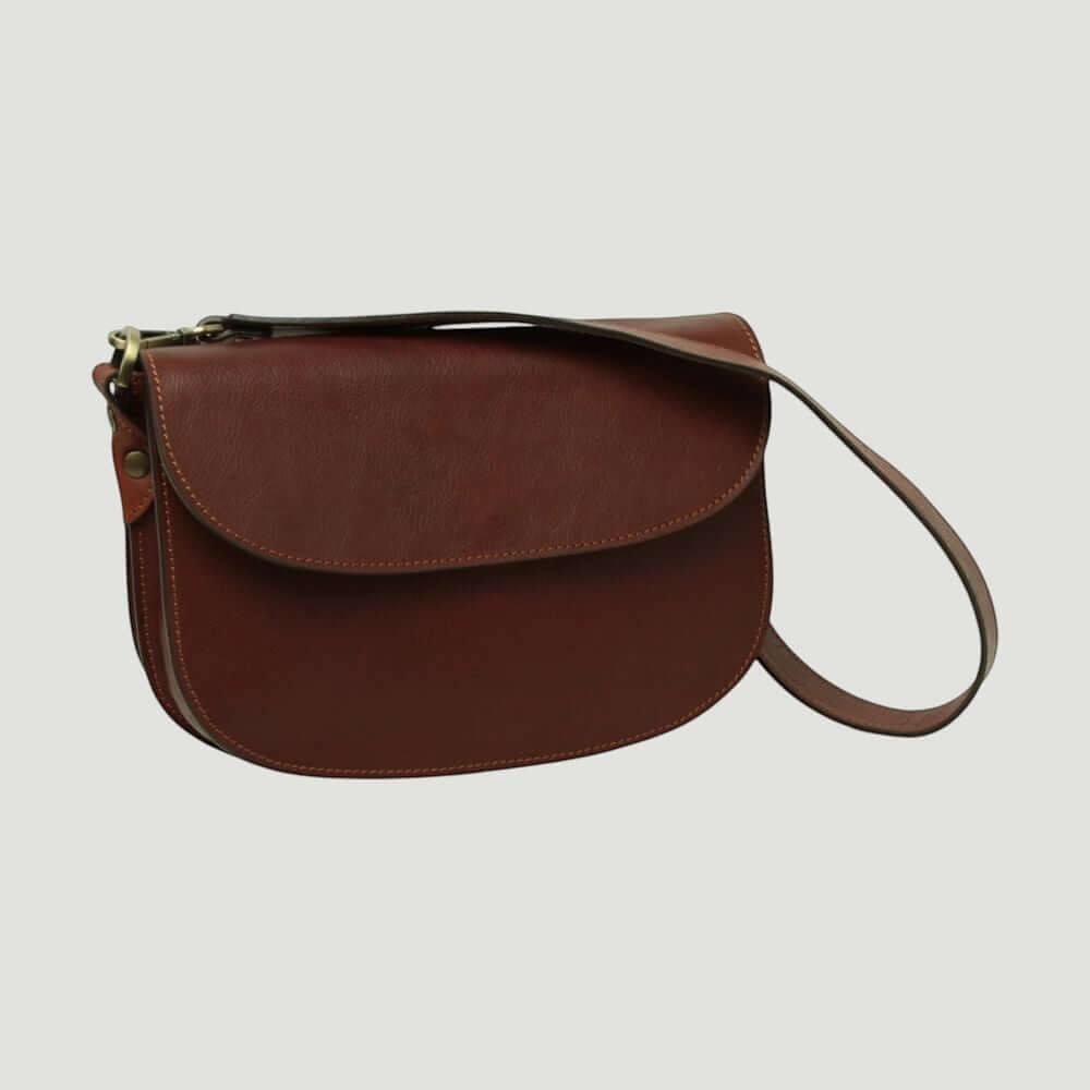 Borsa a tracolla in pelle mogano con patta e chiusura a bottone, tracolla regolabile