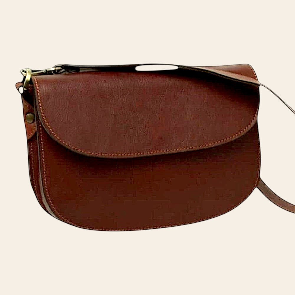 Borsa a tracolla in vitello mogano con patta frontale e tracolla