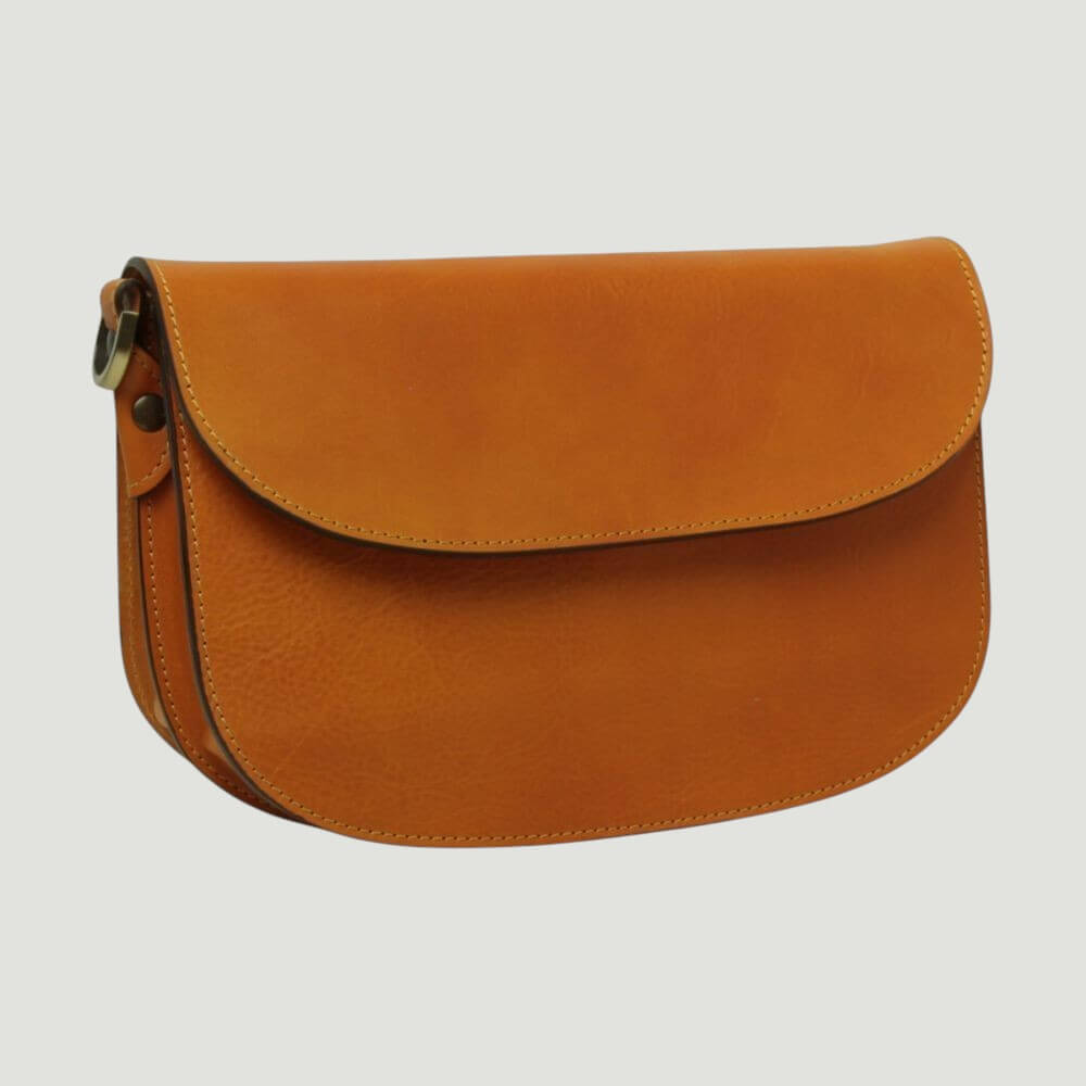 Borsa a tracolla giallo ocra in pelle con patta curva e passanti laterali
