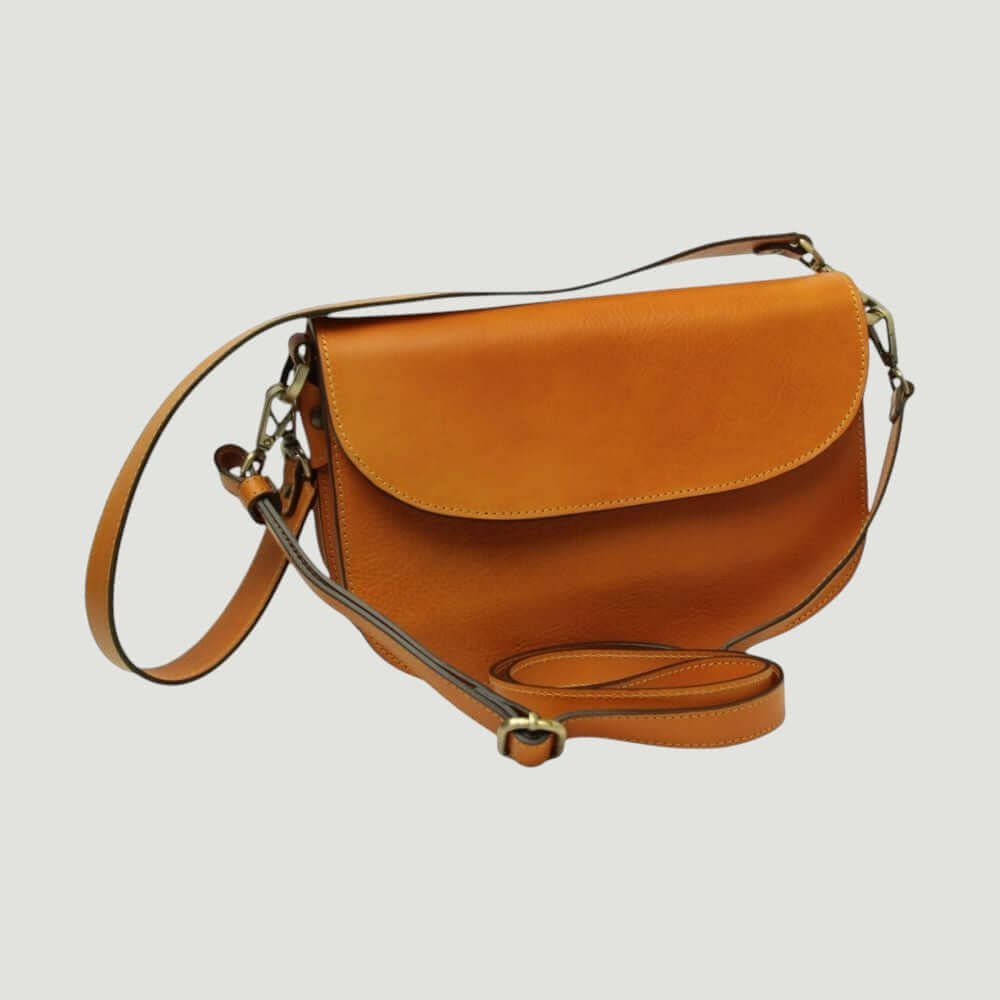 Borsa a tracolla giallo ocra in pelle con patta e chiusura a scatto