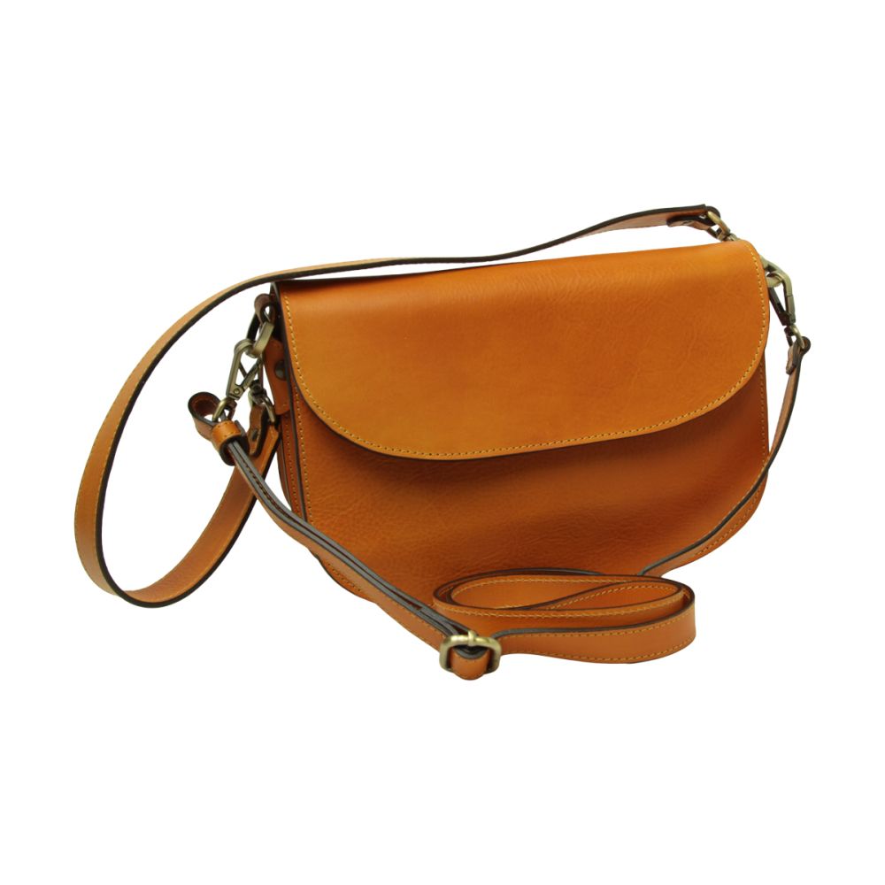 Borsa a tracolla in pelle di vitello pieno fiore ocra con pattina, tracolla lunga e moschettoni metallici