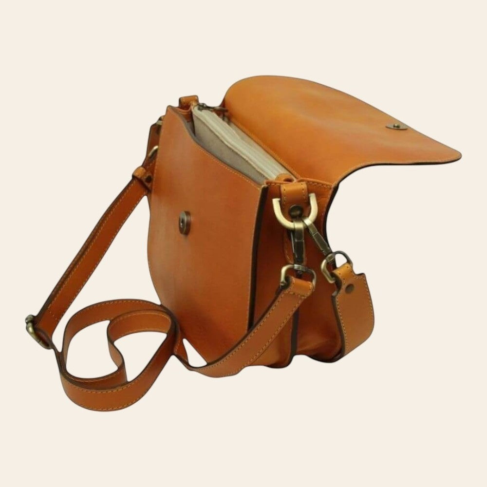 Borsa a tracolla giallo ocra vista laterale con fibbie metalliche e tasca aperta