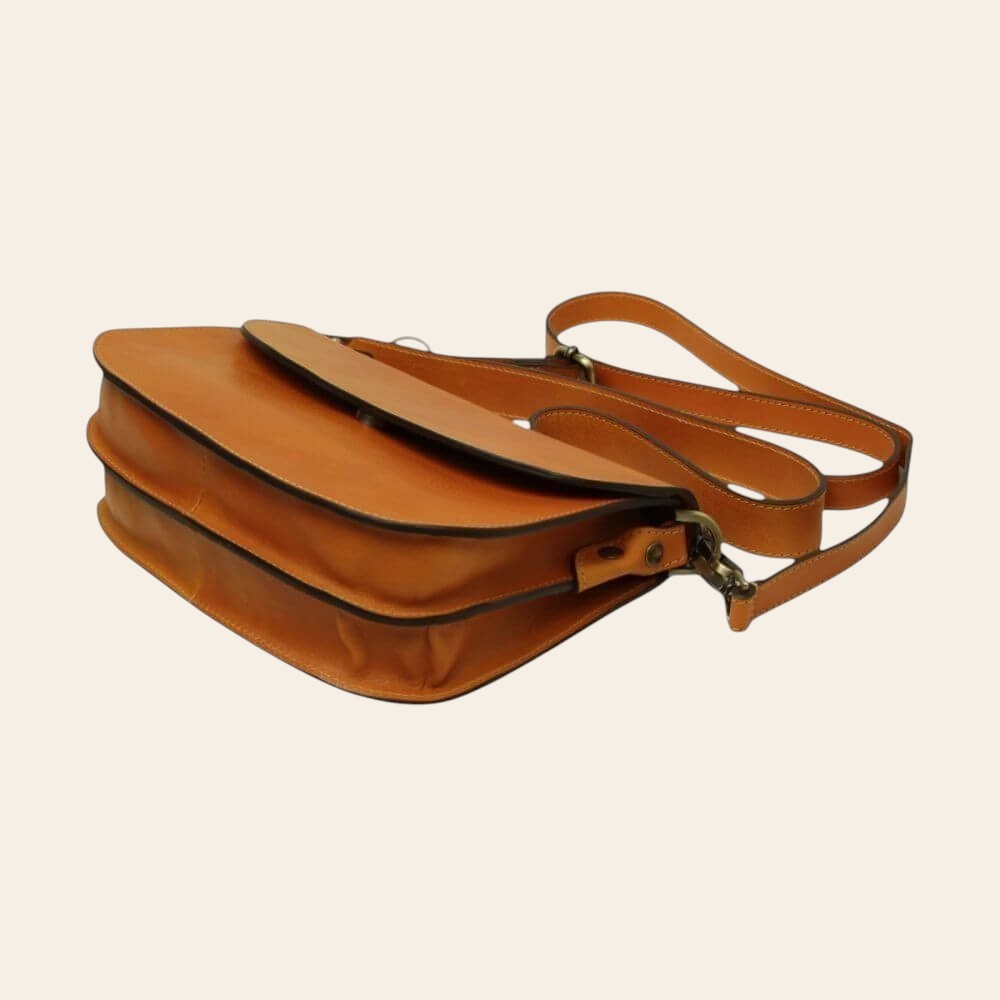 Borsa a tracolla giallo ocra vista laterale con tracolla e componenti metallici