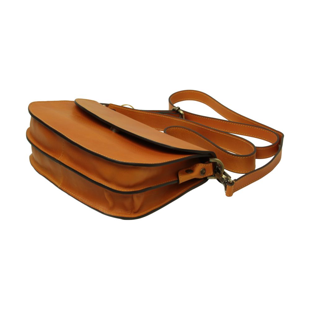 Borsa a tracolla in pelle di vitello pieno fiore ocra vista laterale con profilo arrotondato e fibbia metallica