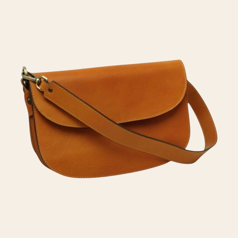 Borsa a tracolla giallo ocra con patta arrotondata e dettagli con passanti