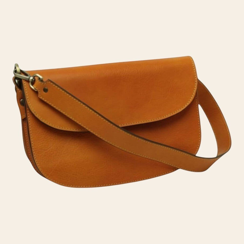 Borsa a tracolla giallo ocra con patta arrotondata e dettagli con passanti
